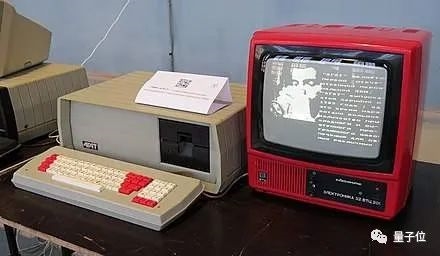 为什么俄罗斯不怕芯片卡脖子?因为……没脖子!
