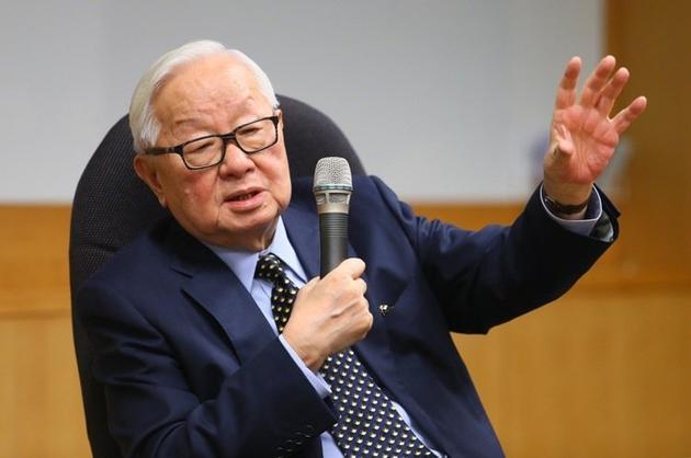 张忠谋：英特尔市值不到台积电一半，三星才是强劲竞争对手｜CEO说