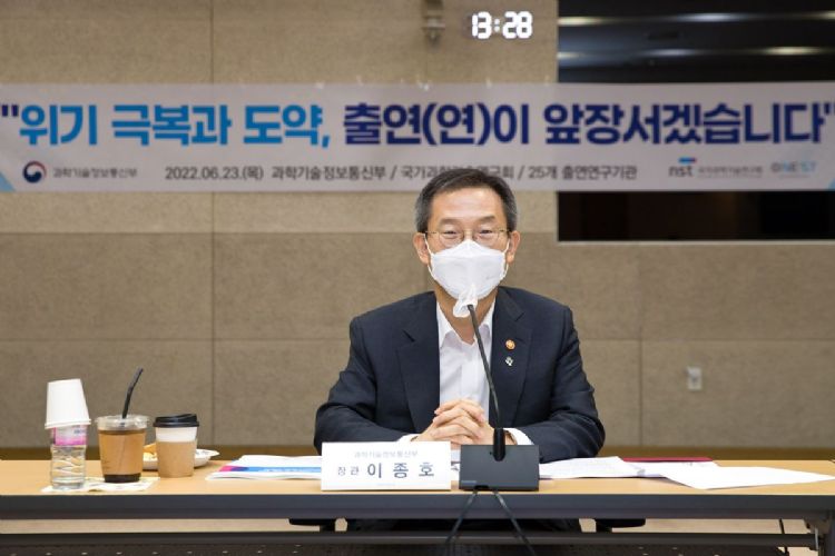 韩国科学技术ICT部李宗昊宣布，韩国将砸8亿美元发展AI半导体。MSIT