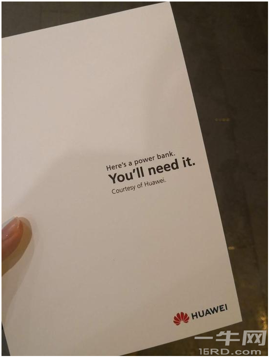 华为独特的营销方式：给排队买新iPhone的人赠送充电宝
