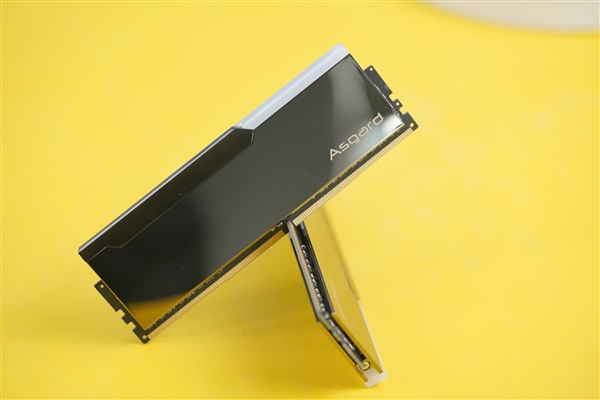 身披镜面马甲 阿斯加特博拉琪DDR4 4000内存图赏