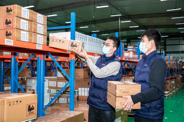 荣耀全场景产品上场：荣耀Magic V为中国冰雪健儿助V