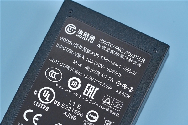 横竖都能使用！微星Modern MD241P Ultramarine显示器图赏