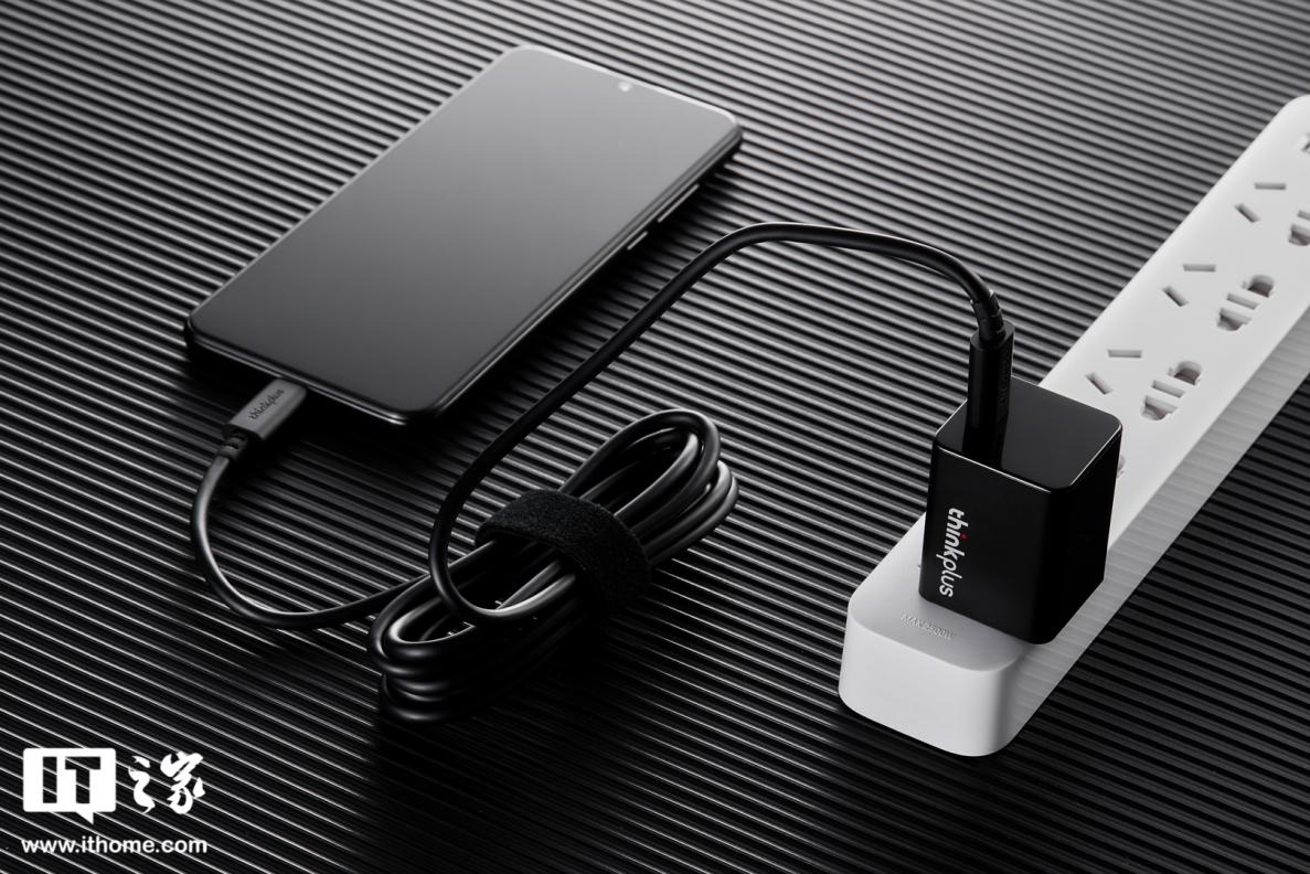 【IT之家开箱】 thinkplus 口红电源 Nano 65W 图赏:第三代氮化镓加持,小到不可思议
