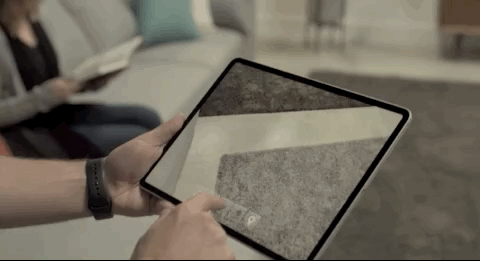 图片来自the verge,在iPad Pro上使用AR游戏