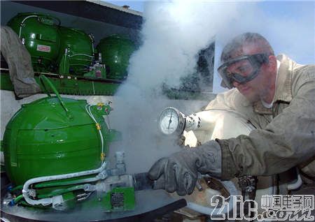 图片来源:维基百科 https://commons.wikimedia.org/wiki/File:US_Navy_050323-N-0535P-047_A_Sailor_fills_aircraft_oxygen_tanks_with_liquid_oxygen_on_the_flight_deck_aboard_the_Nimitz-class_aircraft_carrier_USS_Harry_S._Truman_(CVN_75).jpg