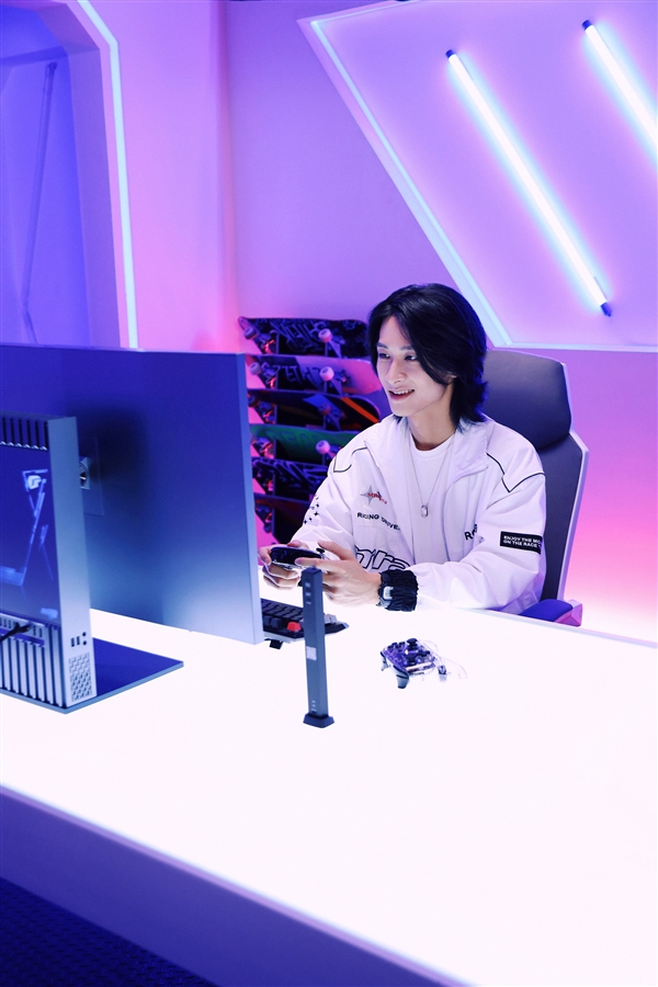 显卡、主板塞入立柱中!七彩虹电竞一体机iGame G-ONE Plus官方图赏