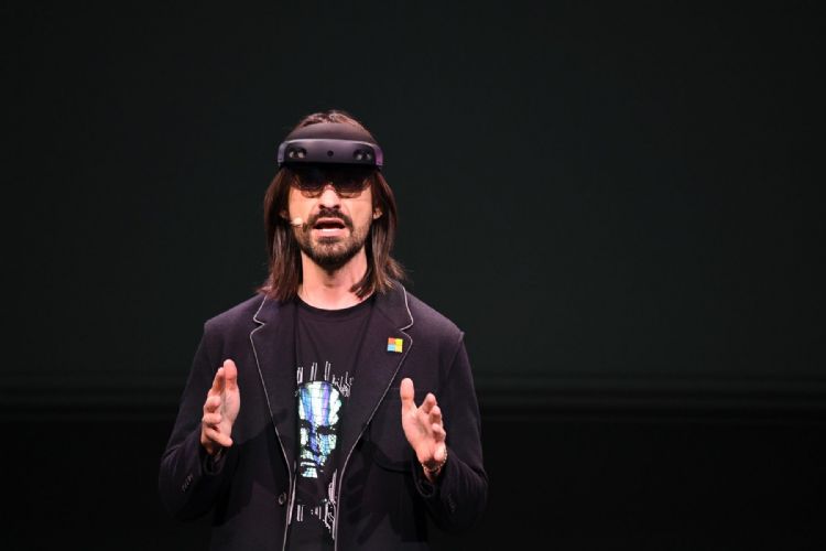 随着负责人Kipman离职，微软HoloLens团队可能分拆为二，以推动Mesh和Mesh for Teams相关企业业务。法新社