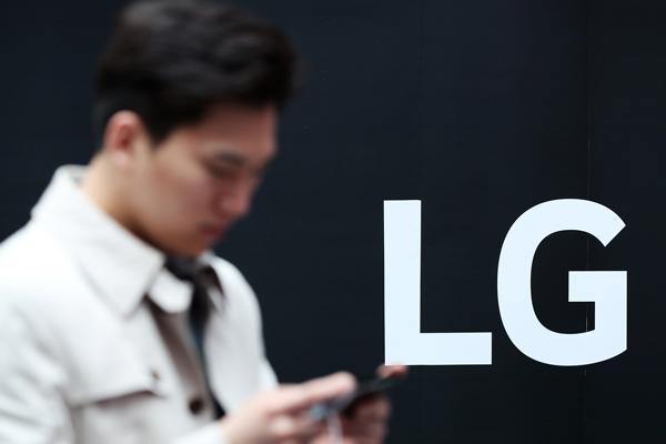 300亿？LG“停机”与后浪吞噬，三星吮吸上下游