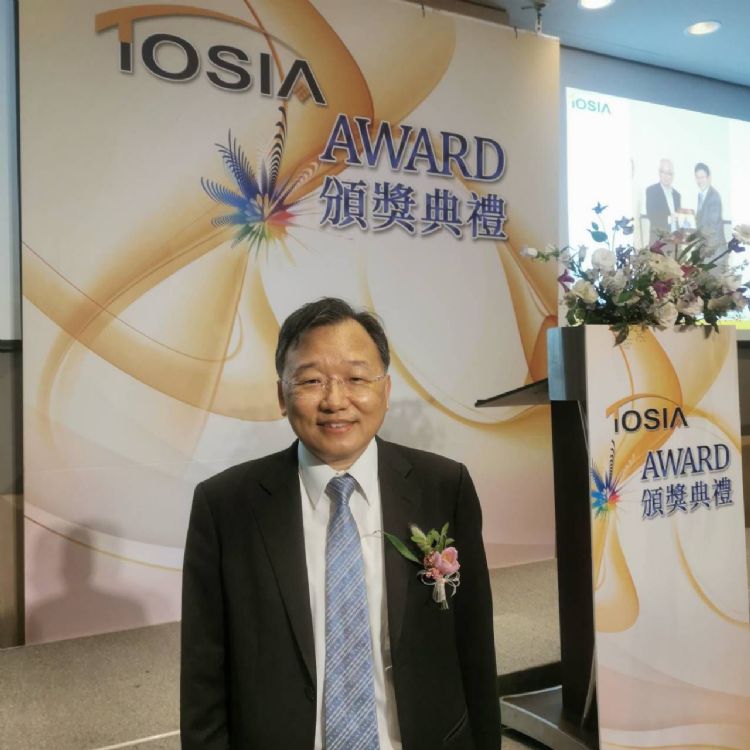 富采投控董事长李秉杰获颁TOSIA AWARD首届产业贡献奖，乐观看好2022年Mini LED成长动能。韩青秀摄