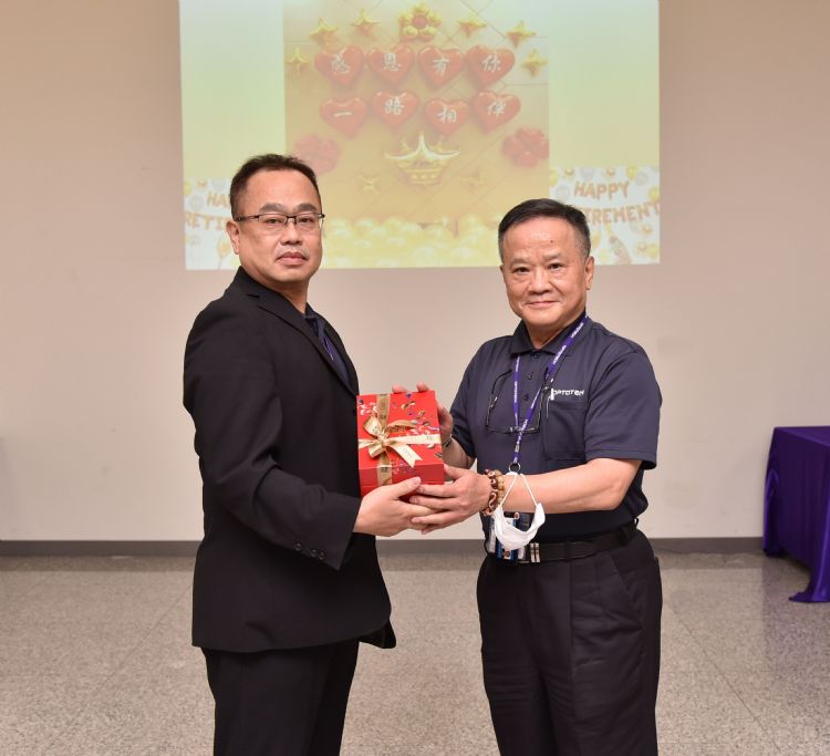 台亚董事长王虹东（右）欢送前总经理黄年宏（左）卸任退休。台亚提供