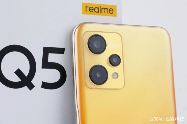 realme真我Q5坐实“卷王”之名？荣耀却成背景板