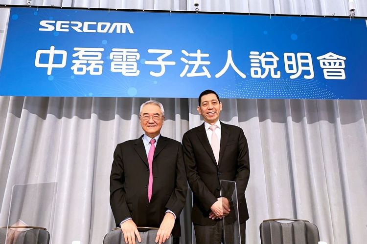 中磊完成时代交替，原董事长王伯元(左)转任荣誉董事长，原总经理王炜荣任董事长。DIGITIMES摄