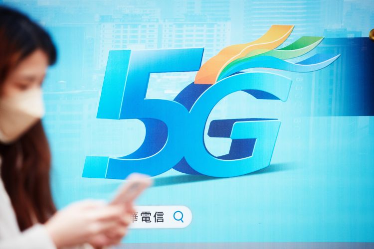 台移动通讯用户数中,近2,400万余户选用月租型资费方案,预付卡用户数则达530万余户。李建梁摄