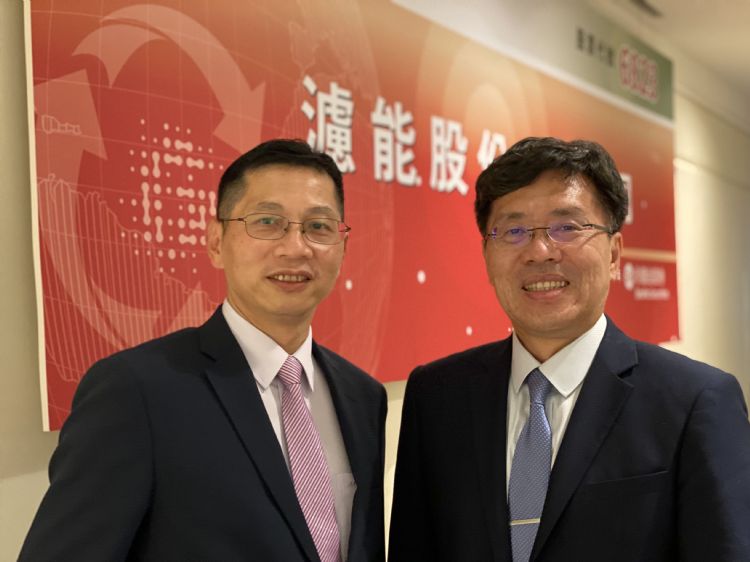 滤能董事长黄铭文(图右)与总经理黄气宝(图左)。陈玉娟摄