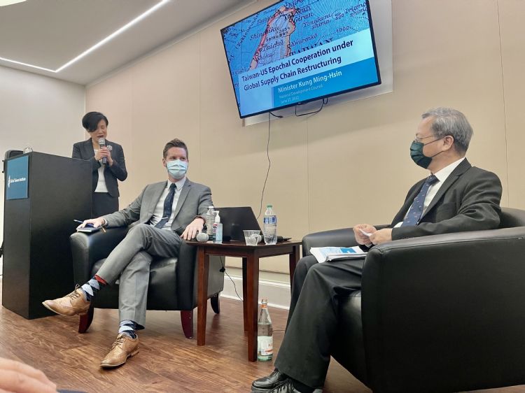 国发会主委龚明鑫指出，半导体产业是国内依赖台湾、不是台湾依赖国内。国发会