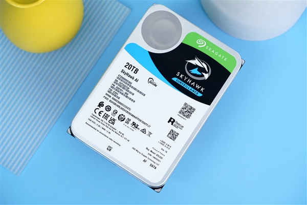 希捷酷鹰20TB超大硬盘图赏：10张碟片 单碟容量2TB