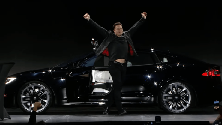 特斯拉 Model S Plaid 版交付现场，首席设计师「持锤上阵」：我们要打破几项纪录