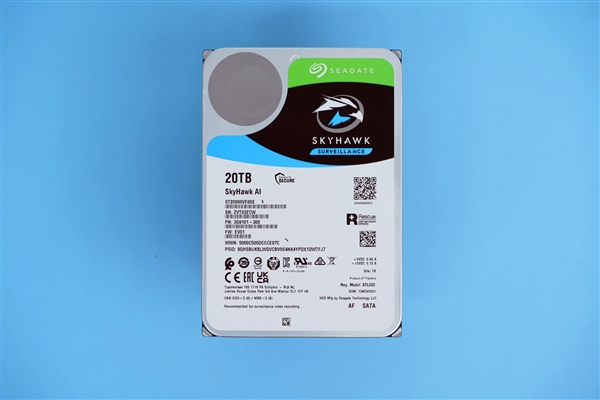 希捷酷鹰20TB超大硬盘图赏：10张碟片 单碟容量2TB