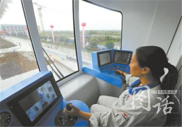 工作人员调试空铁。