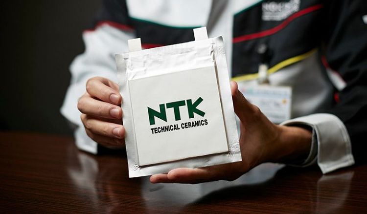 日本特殊陶业以NTK商标，发表全固态电池，且预定2022年在民间月球探测计划Hakuto-R中，进行世界首次全固态电池实验。日本特殊陶业