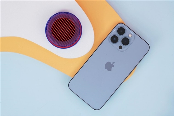 iPhone降温神器！PANDAER妙磁冰能散热游戏背甲提前交付