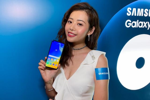 三星Galaxy A8s上手测评，你认得出来是三星手机吗？