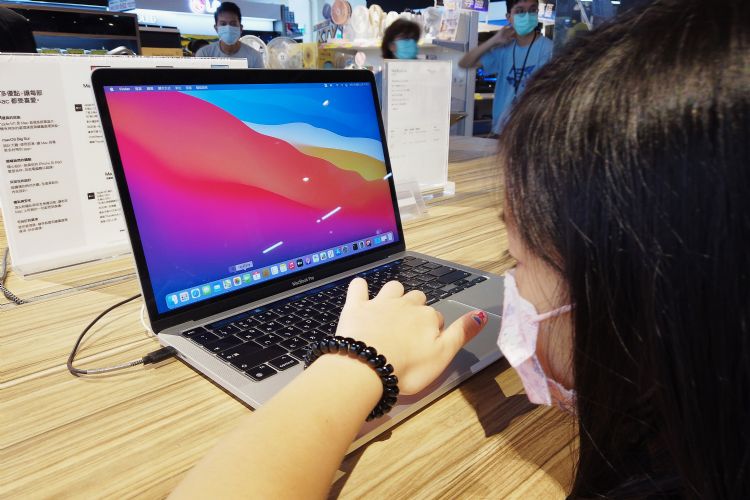 苹果MacBook系列受到疫情封城延缓出货，牵动上游Mini LED供应商放量供货进度。李建梁摄