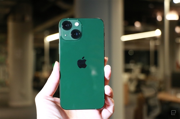 5999元起！iPhone 13新配色真机上手：全新苍岭绿和绿色有爱吗