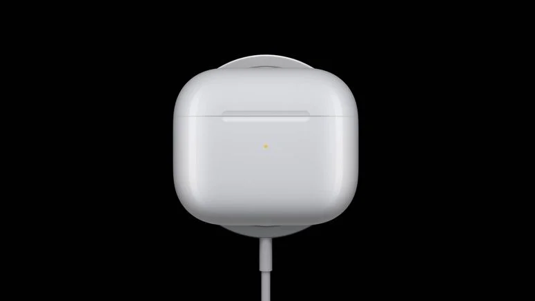 AirPods 3首次向用户提供了防水的耳塞充电盒