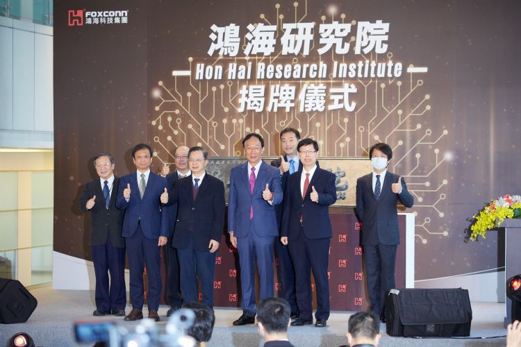 富士康研究院成立后惊奇不断，对固守本业的电子零组件同行是极大的刺激。李建梁摄