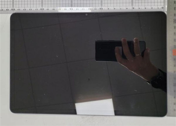 三星Galaxy Tab S8系列平板真机曝光：四边等宽 高配版搭载刘海双前摄