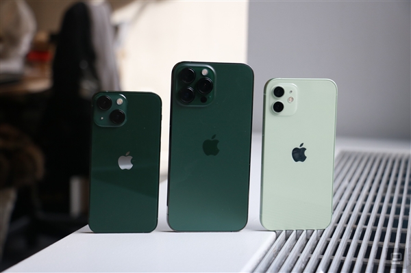 5999元起！iPhone 13新配色真机上手：全新苍岭绿和绿色有爱吗