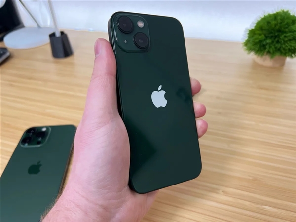 5999元起！iPhone 13新配色真机上手：全新苍岭绿和绿色有爱吗