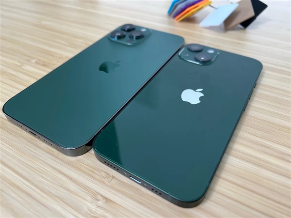 5999元起！iPhone 13新配色真机上手：全新苍岭绿和绿色有爱吗