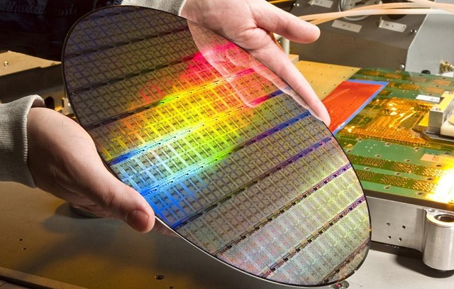 Intel半导体出现衰退，AMD却翻倍增长？