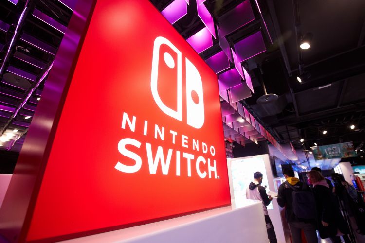 任天堂Switch销量从2020年高峰的2,883万台下跌，2022年只剩2,000万台，主因在产能不足。图为任天堂Switch宣传看板。