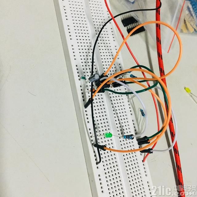 555振荡器搭建LED闪烁电路
