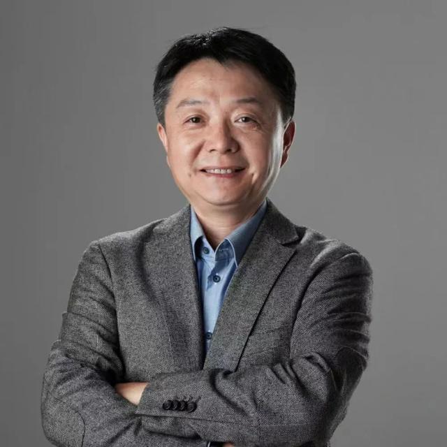 小米王翔认为今年芯片供应或会供大于求;光刻机巨头阿斯麦CEO却警告芯片扩张计划将受到关键设备短缺的限制|TMT大咖说