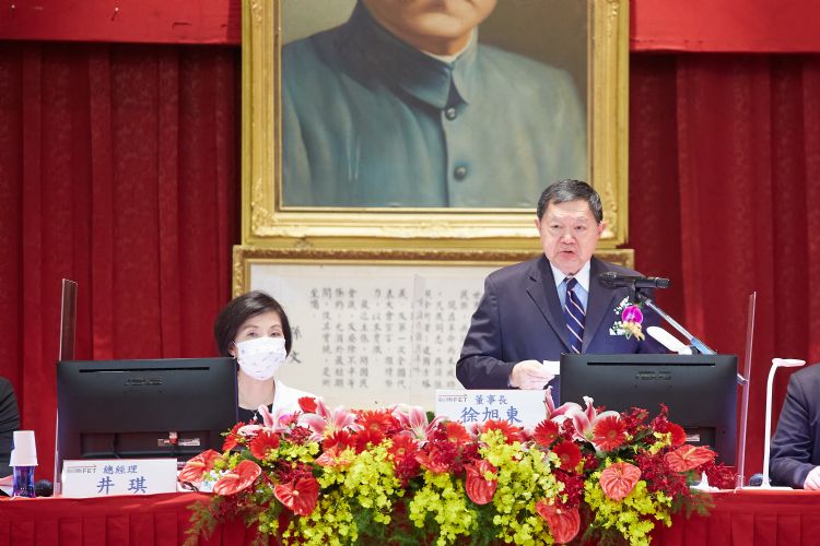 远传转型有成，2022年寄望消费端、新经济业务均能续向上攀升。图为远传董事长徐旭东(右)、总经理井琪。李建梁摄