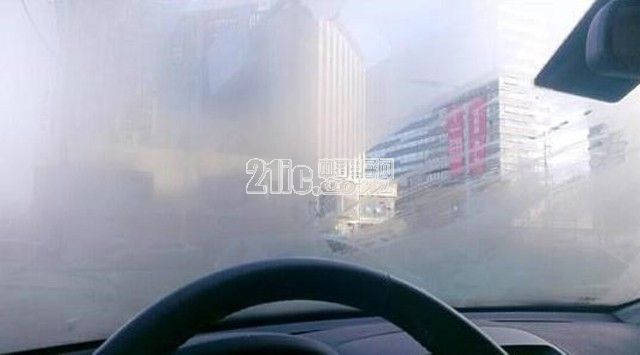 冬天车窗哈气多 教你如何快速清除雾气