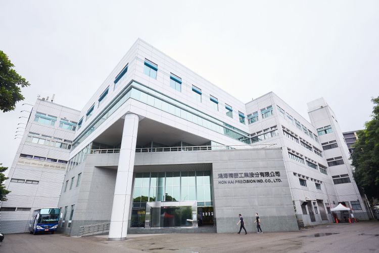 刘扬伟聚焦富士康三大新事业 电动车、半导体、低轨卫星