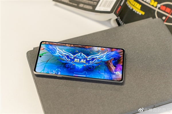 摩托罗拉edge X30真机照公布：居中开孔直屏 搭载5000mAh+68W快充