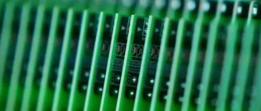 给数字隔离器披上电平转换器的“小马甲”~