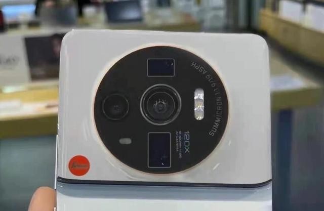 小米12 Ultra真机上手图曝光：后置徕卡影像系统辨识度超高