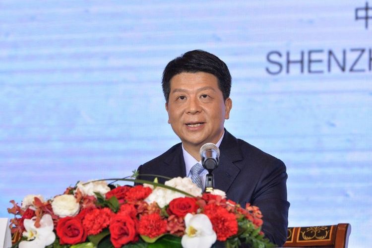 华为轮值董事长郭平表示将拥抱人才、科学研究和创新精神三大要素持续扩大投入，以建构长期竞争力。法新社