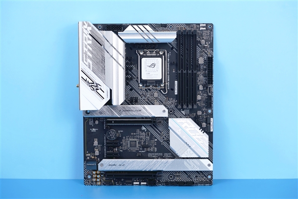 身披银白色散热装甲！华硕ROG B660-A GAMING Wi-Fi D4吹雪主板图赏