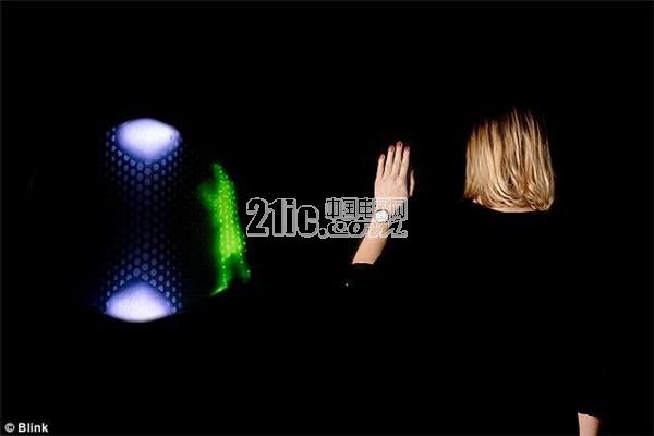 无人驾驶黑科技 行人挥手就能停车