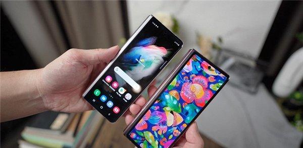 比尔盖茨自用手机是三星Galaxy Z Fold3 网友：他知道微软手机做得不好