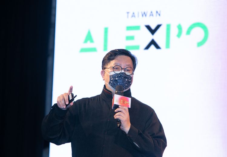 广达技术长张嘉渊指出，AI技术重点是要与场域结合应用。符世旻摄
